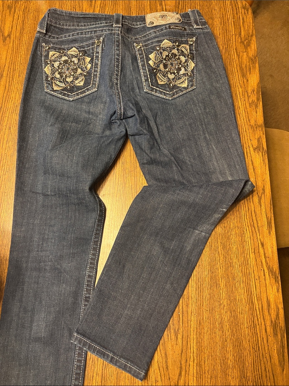 Miss Me women’s Dark Blue Slim Straight Jeans with Cream Embroidered Pockets